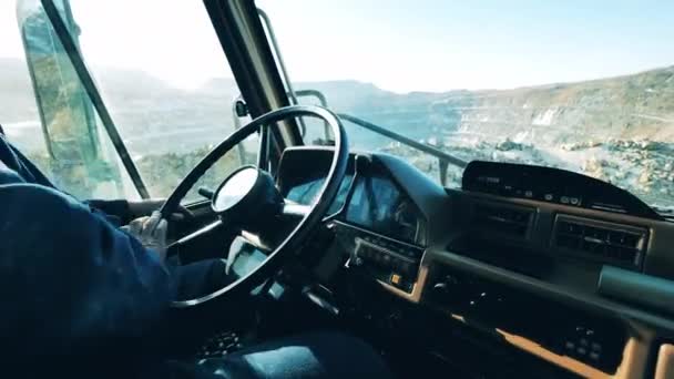 Ein Mann fährt mit einer Industriemaschine durch das Minengelände — Stockvideo