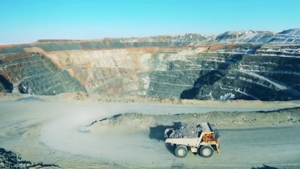 Camion chargé sur la route d'une mine à ciel ouvert — Video