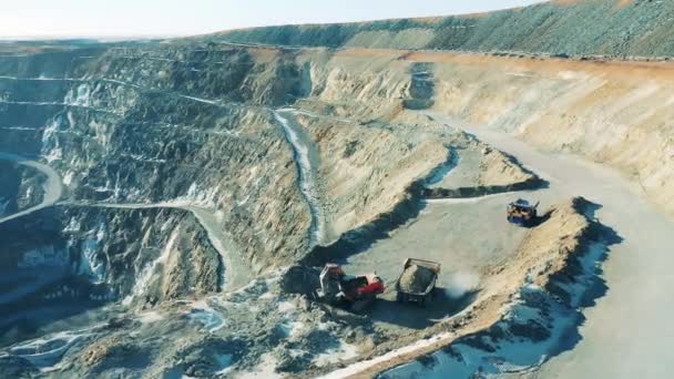 Le transport extrait du cuivre dans la mine à ciel ouvert — Video