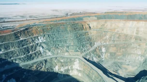 Açık bakır madeninin yamaçlarında gündüz vakti — Stok video