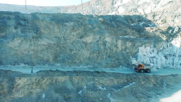 Carrière de cuivre avec un camion chargé transportant du minerai — Video