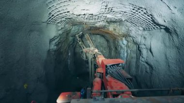 Endüstriyel delik bir yeraltı madeninin duvarlarını suluyor.