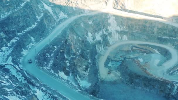 Vista superior de uma mina a céu aberto com transporte nela — Vídeo de Stock