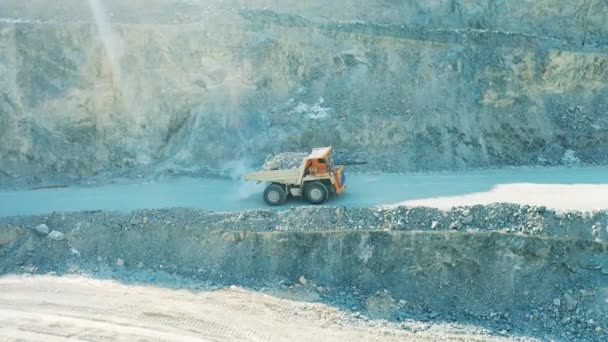 Грузовик перевозит медную руду через карьер. — стоковое видео