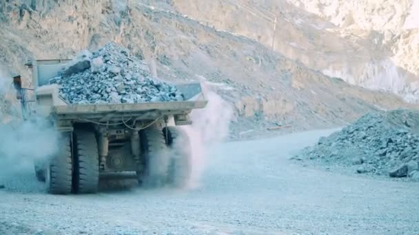 Lastbil lastad med kopparmalm lämnar gruvan — Stockvideo
