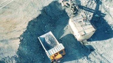 Araçlar arasında taşınan bakır cevherinin üst görünümü