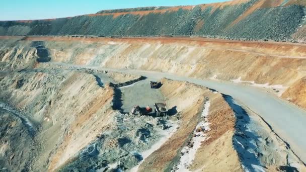 Pendientes de mina a cielo abierto con extracción de cobre — Vídeos de Stock