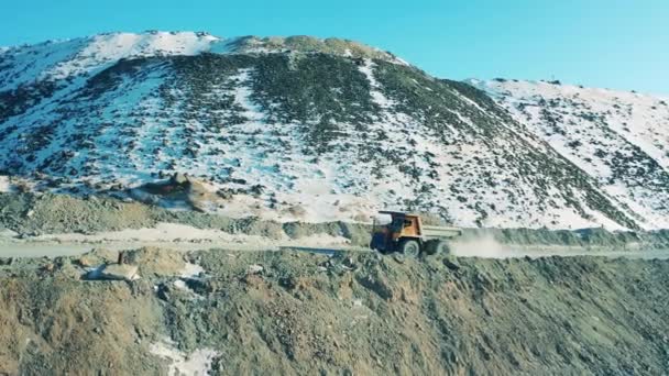 Snöig koppargruva med en lastbil ridande längs den — Stockvideo