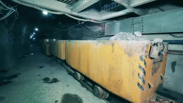 Carro vagón está transportando mineral subterráneo — Vídeos de Stock