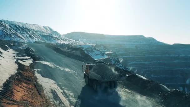 Грузовик едет по краю открытой шахты — стоковое видео