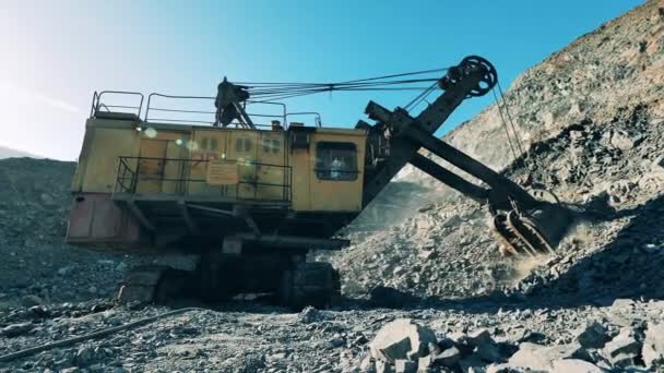 Minério está sendo extraído por uma máquina industrial — Vídeo de Stock
