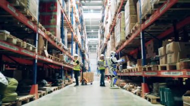 Erkek mühendis depoda bir cyborg çalıştırıyor.