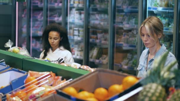 Secção de fruta do supermercado com duas mulheres a fazer compras — Vídeo de Stock