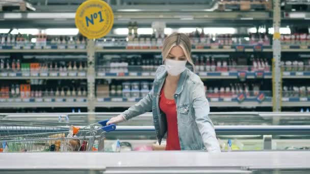 Supermercado com duas senhoras comprando produtos congelados — Vídeo de Stock