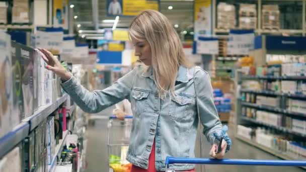 Two women are choosing travel dishware in the supermarket — Stock Video