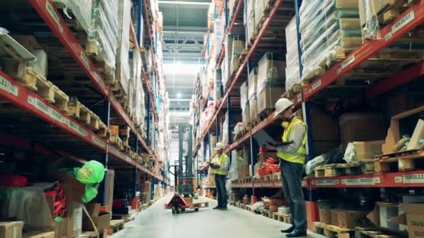 Швидке переміщення складських співробітників на роботі — стокове відео