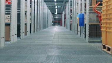 Depo koridorunda otomatik bir makine var.