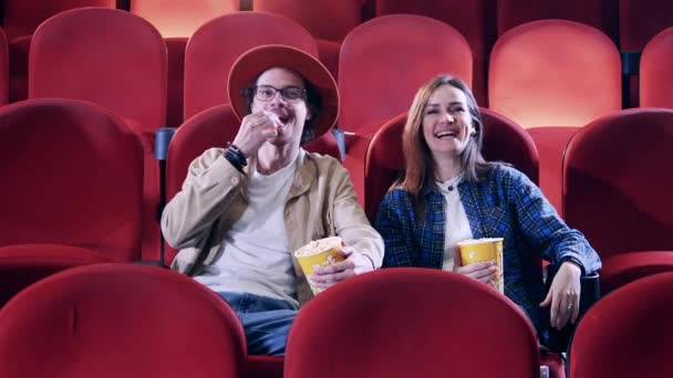 Casal ri enquanto assiste comédia no cinema — Vídeo de Stock