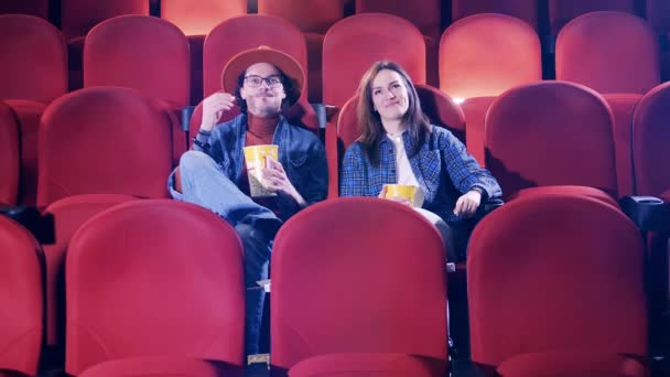 Přátelé se smějí v kině — Stock video