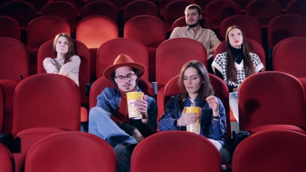 Os espectadores ficaram entediados no cinema — Vídeo de Stock