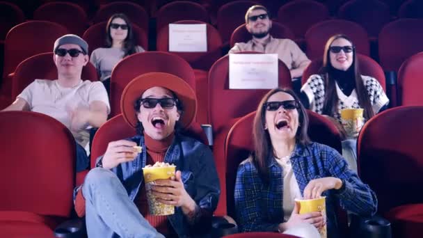 Tittare i 3D-glasögon håller avståndet — Stockvideo