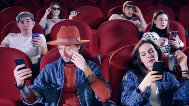 Nudí diváci jsou na svých telefonech v kině — Stock video
