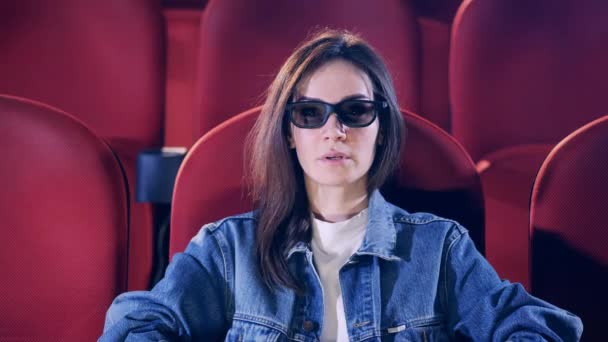 Женщина в 3D очках испугалась в кинотеатре — стоковое видео