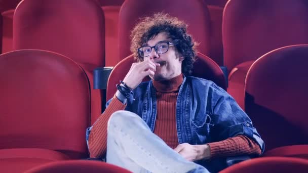 El hombre ve una comedia en el cine y se ríe — Vídeo de stock