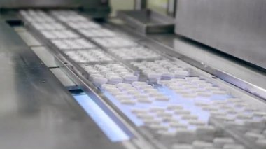 Kapsül haplarıyla dolu su toplayıcı paketleriyle taşıyıcı makine