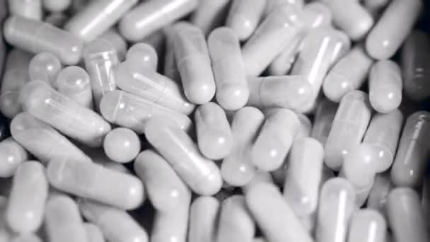 Close-up van capsules met poeder medicatie verplaatsen in een stapel — Stockvideo