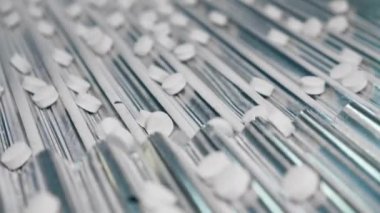 Metal taşıyıcı üzerinde haplarla hareket ediyor.