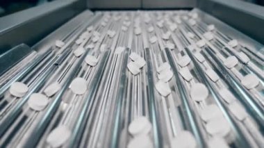 Haplar metal taşıyıcının merdivenleri boyunca ilerlerken...