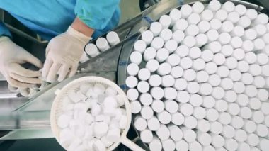 İlaç tüplerinin elle kapatılmasının üst görünümü