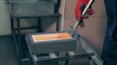 Metalürji uzmanı bir su deposundan pirinç çubuk çıkardı.