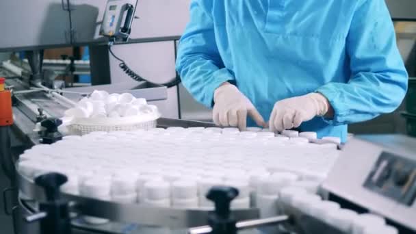 Farmakolog ersätter piller baljor från transportören — Stockvideo