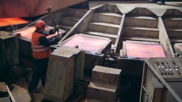 Lavoratore dell'impianto sta martellando lastre di rame — Video Stock