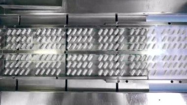 İlaç kapsüllerini taşıyan taşıyıcının üst görünümü