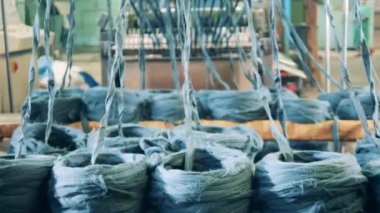 Mavi iplik kırıntıları çözülüyor