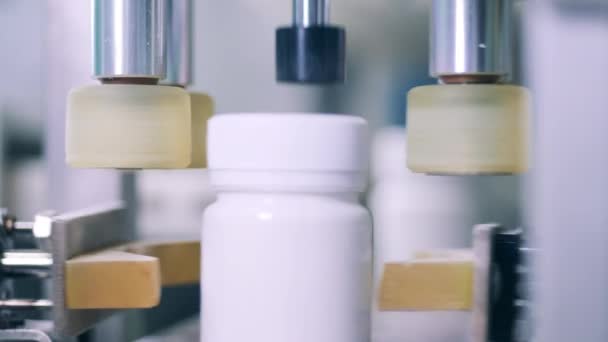 Endüstriyel taşıyıcı ilaç tüplerini kapatıyor. — Stok video