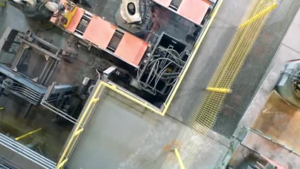구리 판을 운반하는 로봇 복합체의 맨 위 사진 — 비디오