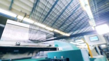 Bir dokuma mekanizmasına yerleştirilmiş çoklu iplikler