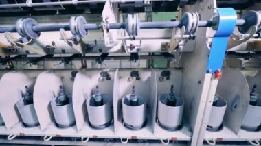 Makina dikişleri hızla çözülüyor.