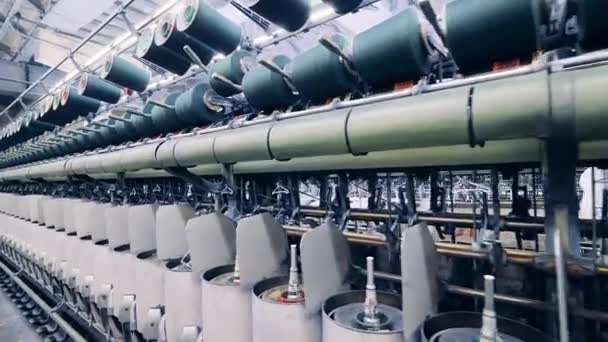 Carretéis de rosca na máquina de costura industrial — Vídeo de Stock