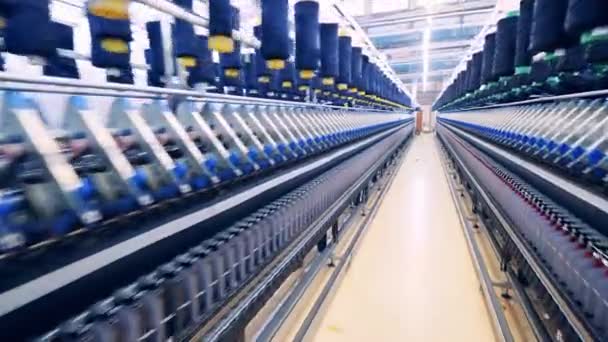 Paso entre máquinas de coser industriales en la planta textil — Vídeo de stock