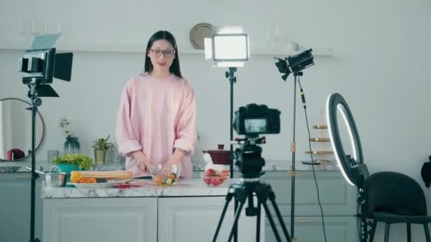 工作室视频拍摄与一个年轻女子做饭 — 图库视频影像