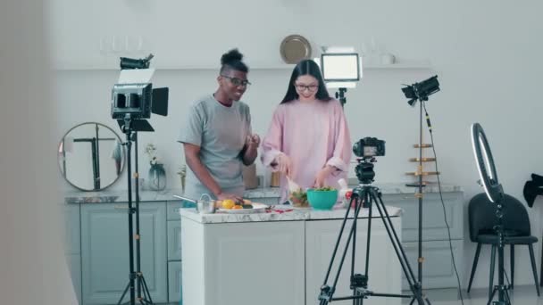 Afroameričan a dáma se natáčí v kuchařském vlogu — Stock video