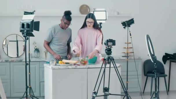 Tournage vidéo de deux jeunes qui cuisinent ensemble — Video