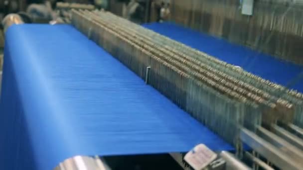 Weaving machine with fabric strings running through it — Stock Video