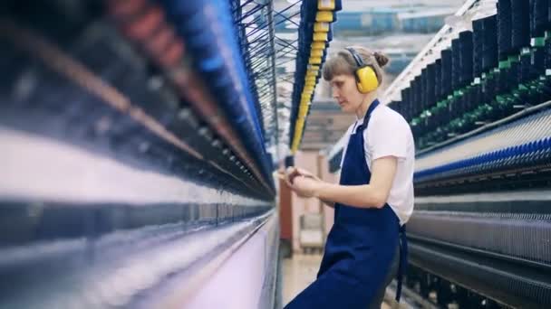 Trabajador textil está comprobando los hilos y eliminándolos — Vídeos de Stock