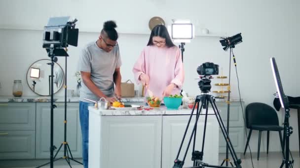 Stüdyoda yemek pişiren blogcuların video çekimi. — Stok video
